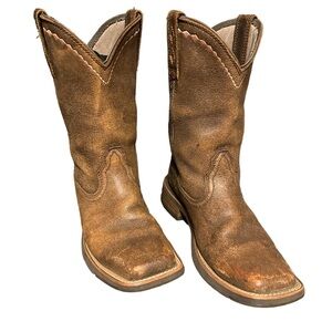 Ariat Boots with pink embroidery. Size 8.5